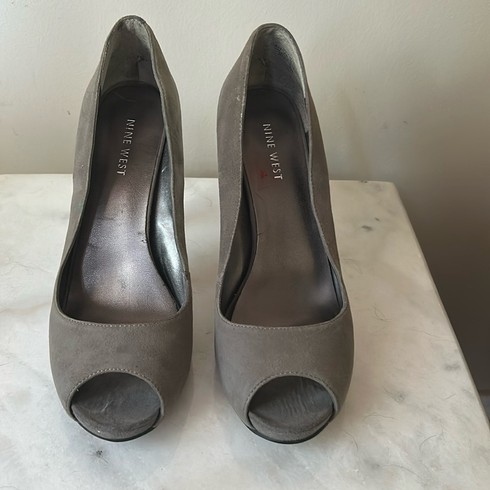 Nine West Suede Peep-Toe Pumps, size 8 1/2, EUC